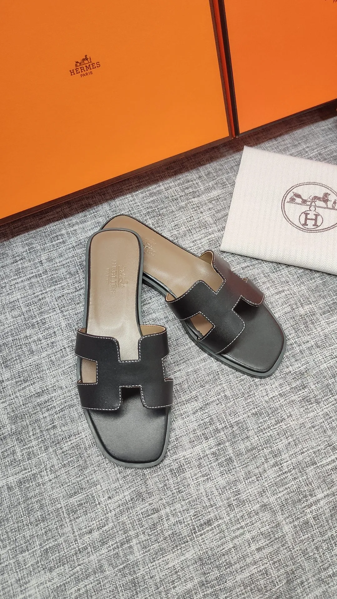 👟👟Ex-factory price P480👟👟 Women's shoe factory Hermes 💖The latest official website is updated at the same time. Premium quality upgraded version of slippers 1:1 production. Fabric: Made of counter cowhide fabric. Inner foot pads: Customized sheepskin [oversea order. The outsole is made of simulated leather non-slip rubber outsole. Regardless of the version or workmanship, it is the best among rubber soles. Color Black White Brown Total 3 colors, code number 35---40, flat bottom